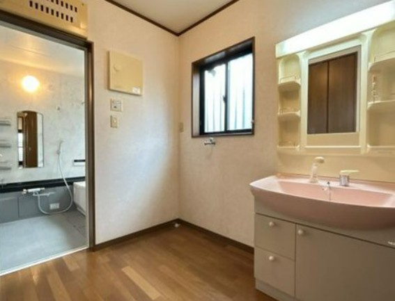 【中古】入間郡毛呂山町南台中古住宅の独立洗面台|朝の身支度に欠かせない洗面台です☆