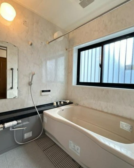 【中古】入間郡毛呂山町南台中古住宅の浴室|足の伸ばせる綺麗なお風呂で日々の疲れを取りましょう☆