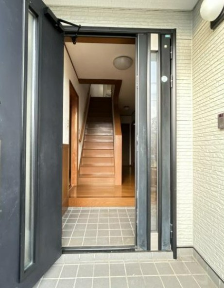 【中古】入間郡毛呂山町南台中古住宅の玄関|明るい玄関です！