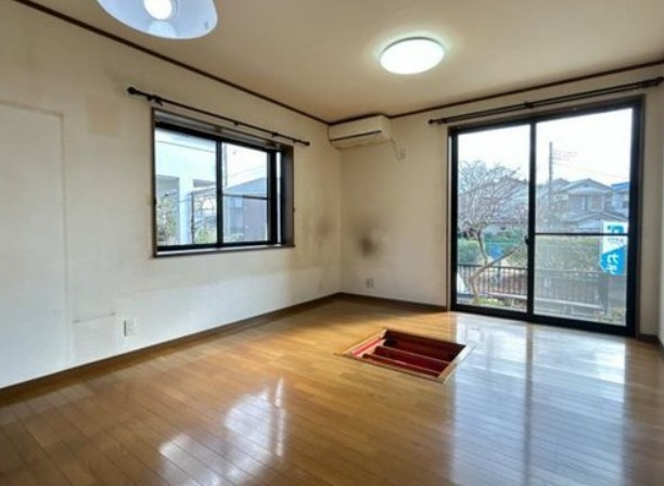 【中古】入間郡毛呂山町南台中古住宅の居間・リビング|窓も大きく採光・採風しっかりとれています！