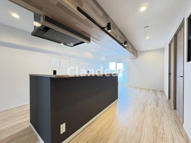 エルアルカサル尾久のキッチン|スタイリッシュなデザインのキッチン回り♪収納も豊富で、綺麗な空間を保てますね！