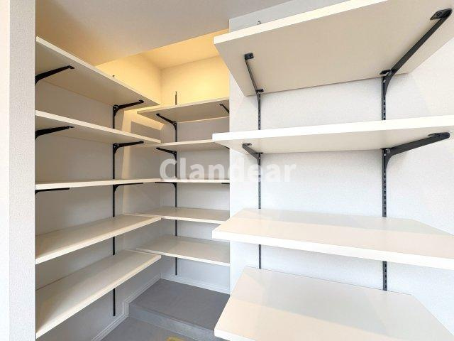 エルアルカサル尾久の収納|玄関横に大型シューズコーナー付！靴類をたっぷり収納して、片付いた玄関がキープできます♪玄関横に大型シューズボックス付。