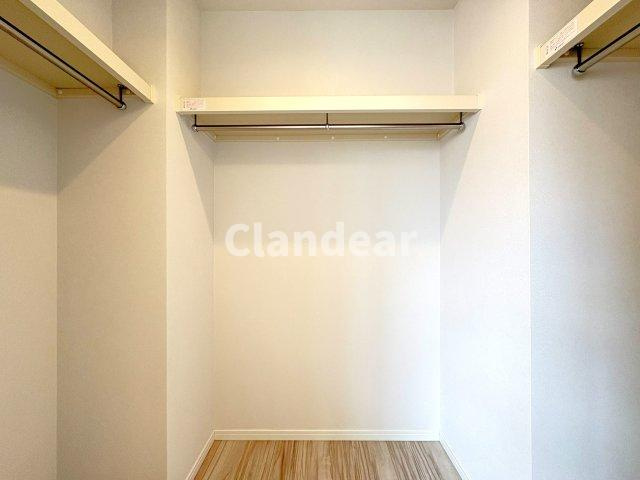 エルアルカサル尾久の収納|旅行用のトランクや、家族で使うテント用品などもたっぷり収納できる大型収納。これで部屋の中をすっきりと保てますね♪