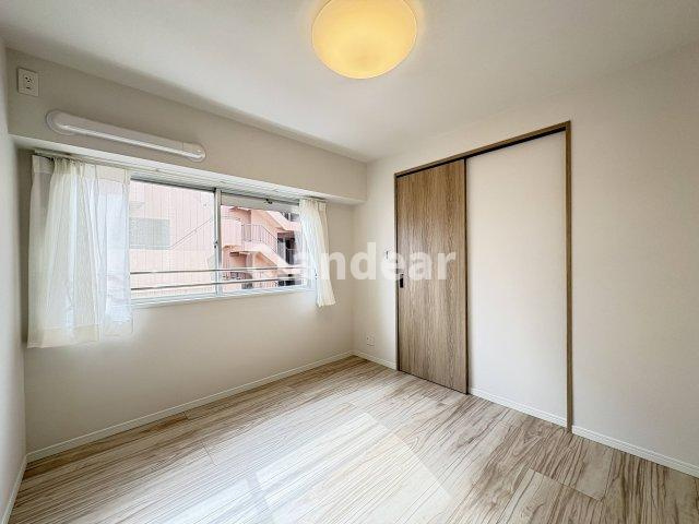 エルアルカサル尾久の洋室|夏場に心地よいひんやり感はフローリングならでは！お掃除もラクチンです