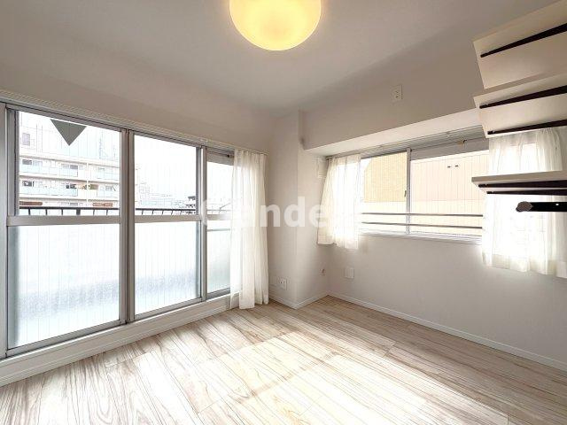 エルアルカサル尾久の洋室|採光に配慮された明るい洋室。一日の始まりも心地よく、家族それぞれの時間を穏やかに過ごせます