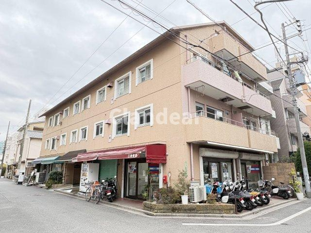 エルアルカサル尾久の外観|静かな住宅街に建つ外観は、長く暮らしやすい印象。周辺施設も徒歩圏で、安心感のある住環境です