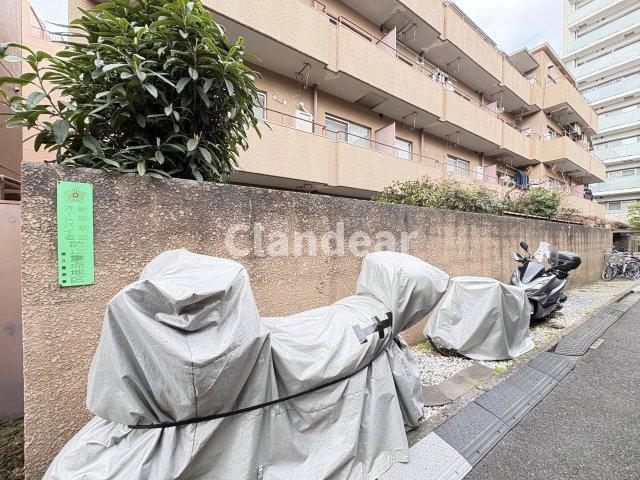 エルアルカサル尾久の駐輪場|ドキドキの新生活も、安心してスタート。ぴったりの住まいを見つけませんか？クランディアが一緒に住まい選びをサポートします‼　まずは、お気軽にお問合せください　＃クランディア