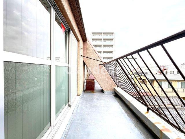 エルアルカサル尾久のバルコニー|やわらかな光が差し込むバルコニーは、ほっと一息つける心地よい場所。暮らしに小さな癒しを添えてくれます