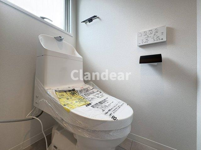 エルアルカサル尾久のトイレ|ホワイトベースで清潔感のあるトイレスペースを演出♪窓付きで採光・換気も良好。トイレ周りもスッキリお使いいただけます！