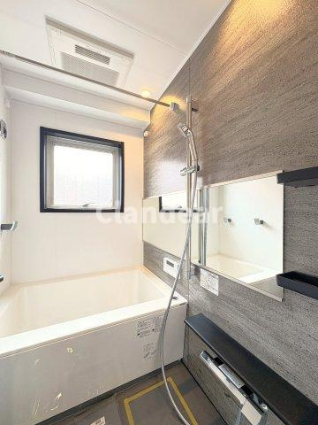 エルアルカサル尾久の浴室|窓付きのゆとりある浴室で、入浴時間もリラックス。家族の会話が自然と生まれる、温かみのあるバスルームです