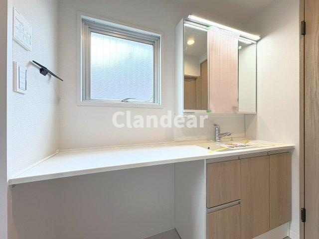 エルアルカサル尾久の独立洗面台|ゆったりとした洗面室に収納豊富な大きな鏡の洗面化粧台♪入浴の際、お洗濯物はそのまま洗濯機に入れられます！