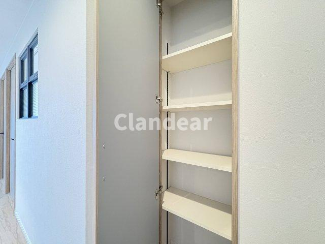 エルアルカサル尾久の収納|リビングのちょっとした収納が、日々の片付けをやさしくサポート。家族の時間を心地よく保てるスペースです