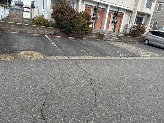 新潟市西区鳥原のアパートの駐車場