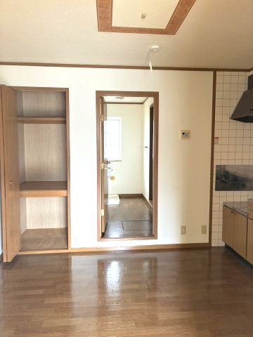 新潟市西区鳥原のアパートの居間・リビング