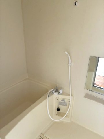新潟市西区鳥原のアパートの浴室