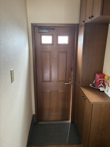 新潟市西区鳥原のアパートの玄関