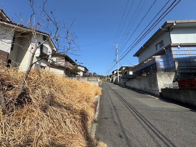 岡山市北区佐山　中古戸建の前面道路含む現地写真