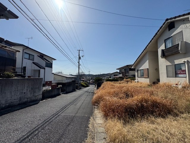 岡山市北区佐山　中古戸建の前面道路含む現地写真