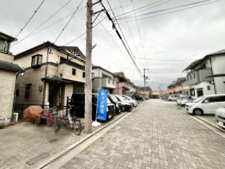 【前面道路含む現地写真】 | 草部　中古一戸建 | 【システムキッチン新調】綺麗なキッチンで毎日のお料理も気持ち良く出来ますね♪お料理に集中しやすい壁付けキッチンです！キッチンの前に窓があるので、換気しやすく明るいキッチンです！