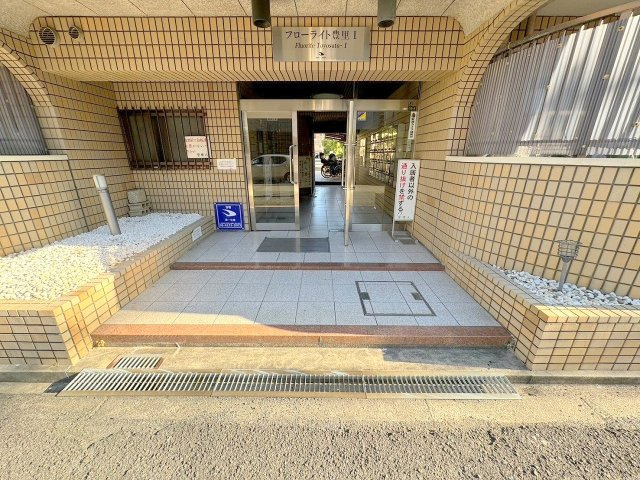 フローライト豊里1のエントランス