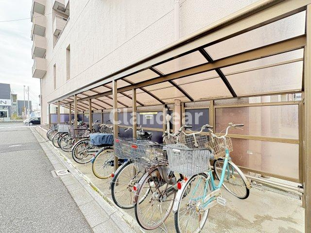 いづみハイツ竹の塚の駐輪場|ドキドキの新生活も、安心してスタート。ぴったりの住まいを見つけませんか？クランディアが一緒に住まい選びをサポートします‼　まずは、お気軽にお問合せください　＃クランディア