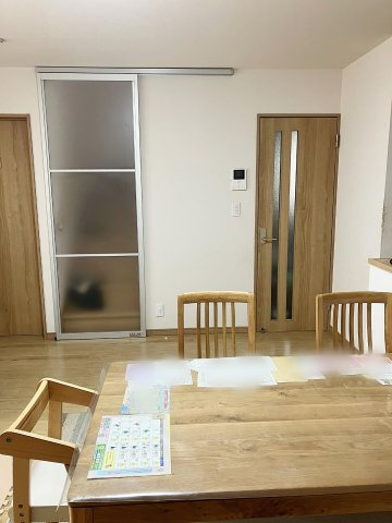 リビングからの階段には扉がありEcoが考慮されています