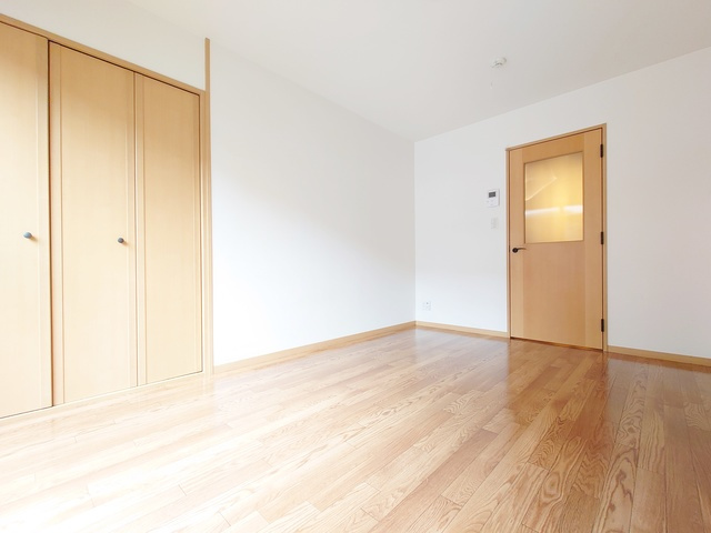 リースランド十条の寝室|窓側からのアングルです☆