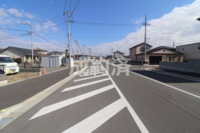 前橋市駒形町中古戸建　＃セキスイハイムの前面道路含む現地写真|歩道も車道も広いです。
