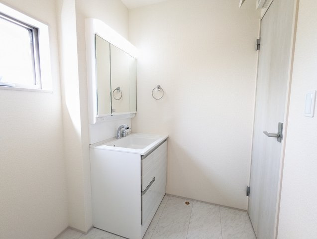 ひたちなか田宮原　1期の独立洗面台|洗面台はワイドなハンドシャワー付き鏡の裏は収納ができ使いやすい～忙しい朝には心強い～！！