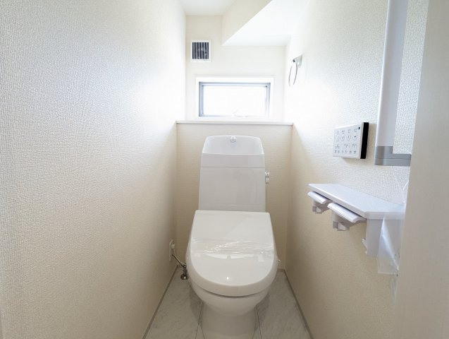 ひたちなか田宮原　1期のトイレ|小窓がありますので明るく換気も出来ます～♪