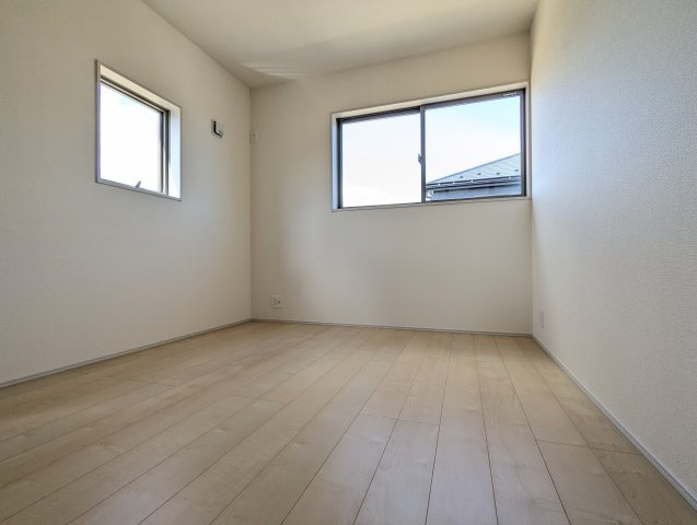 ひたちなか田宮原　1期の洋室|木の温もりがナチュラルで窓から差し込む優しい光にぴったりの空間プライベート空間が楽しめます～！