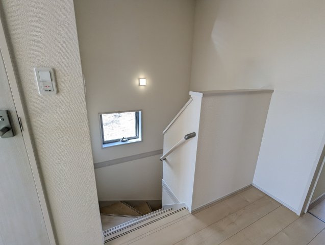 ひたちなか田宮原　1期の内装|窓付きの階段は明るく、手すり付きで小さなお子様でも安心です