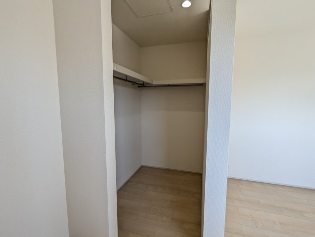 ひたちなか田宮原　1期の収納|ウォークインクローゼットには衣類だけでなく、趣味のグッズもたっぷり収納できます