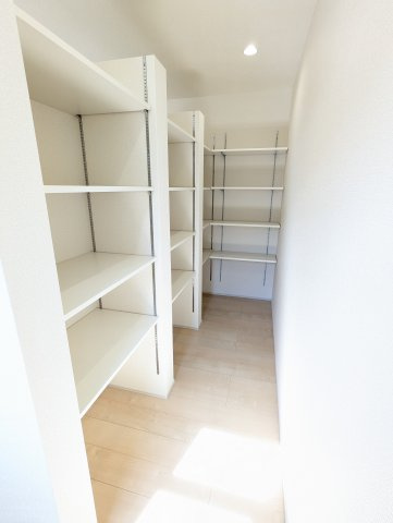 ひたちなか田宮原　1期の収納|キッチン後ろのパントリーには、備蓄品や非常食のストックなどすっきり収納していただけます