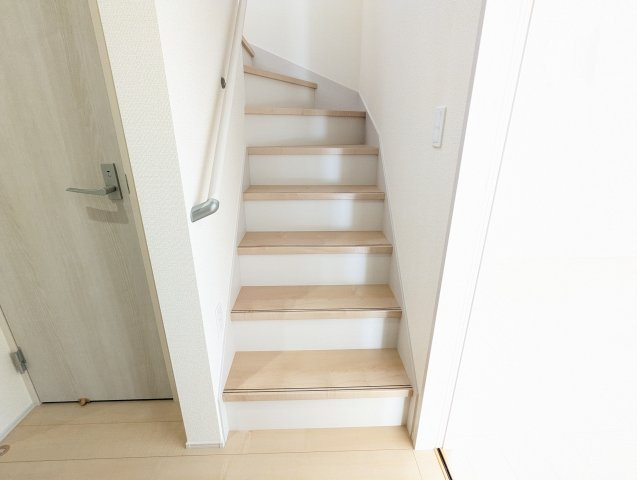 ひたちなか田宮原　1期の内装|階段は手すり付きで小さなお子様も安心です