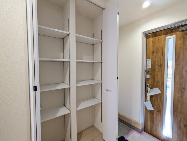 ひたちなか田宮原　1期の収納|シューズボックスです。可動棚になっており長めのブーツや高さのあるヒールなどもしまえてスッキリ収まります。