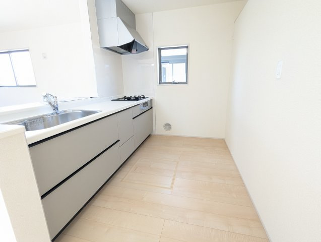 ひたちなか田宮原　1期のキッチン|キッチン後ろのスペースに余裕があるので、お気に入りの食器棚を配置していただけます