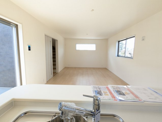 ひたちなか田宮原　1期の居間・リビング|キッチンから見たリビングです。リビングは家族皆が集まる場所～家族会議からお子様の日々の成長を感じられる場所です