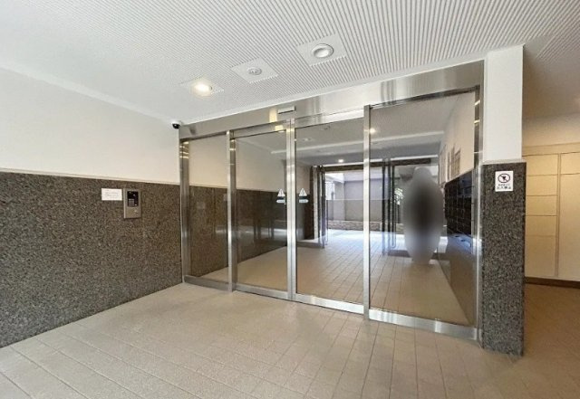 サングレイス横浜蒔田のエントランス|オートロック完備、管理は日勤セキュリテイ面にも配慮されています
