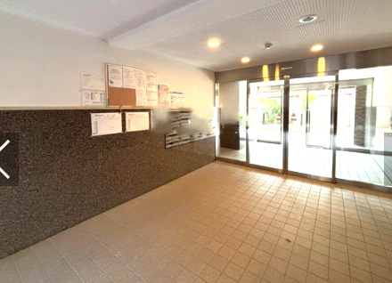 サングレイス横浜蒔田のロビー|ロビーからエントランス口を見た写真です。管理人さんも日勤対応なので安心感がありますね。