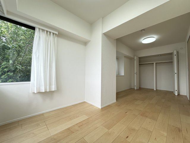 サングレイス横浜蒔田の洋室|たっぷりとした収納が備わっている７．２帖の洋室です。充実したプライベートが過ごせる洋室です。