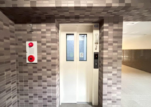 サングレイス横浜蒔田のその他共用部分|共用部のエレベーター内も清潔、管理人さんが日勤なので安心対応です。