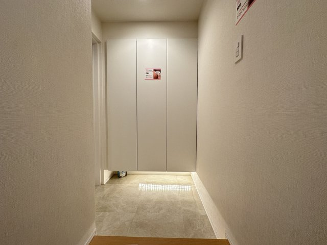 サングレイス横浜蒔田の玄関|大型の玄関収納が備わっています。スッキリとした玄関スペースを保てそうです。