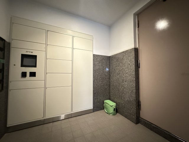 サングレイス横浜蒔田のその他共用部分|大型の宅配ボックスが備わっています。外出の際に便利です。