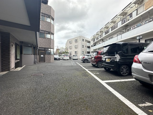サングレイス横浜蒔田の駐車場|敷地内駐車場の様子です。スペースもゆったりとしていて駐車しやすそうです。