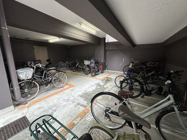 サングレイス横浜蒔田の駐輪場|日にさらされたり雨に濡れないで置ける駐輪場は、自転車も傷みにくく、助かります。