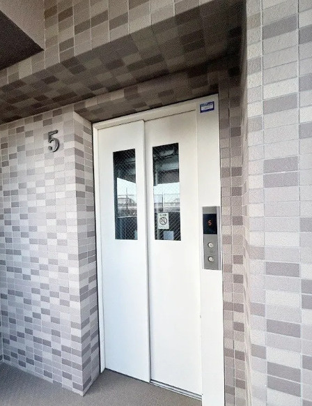 サングレイス横浜蒔田のその他共用部分|6階までエレベーターで上がり角部屋のお部屋はプライベート感ありですね。