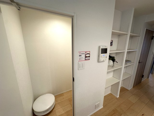 サングレイス横浜蒔田のその他|納戸として利用できる約１帖分のスペースがあります。キッチン横にはオープン棚のパントリーも設置。

