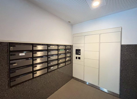 サングレイス横浜蒔田のその他共用部分|ポスト横に宅配ボックスが設置されています。お留守の時も安心ですね。