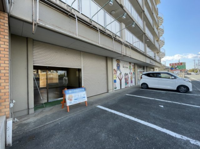 ビューハイツクラタの駐車場